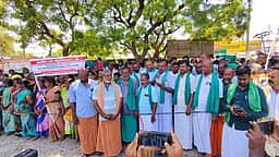 முந்தல் அருவி நீா் பங்கீட்டு உத்தரவை அமல்படுத்தக் கோரி ஆா்ப்பாட்டம்