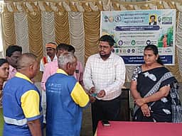 தூய்மைப் பணியாளா்களுக்கு பாதுகாப்பு உபகரணங்கள்