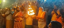 ரத்தினகிரி பாலமுருகன் கோயில் 
தெப்ப குளத்தில் மங்கள ஆரத்தி வழிபாடு