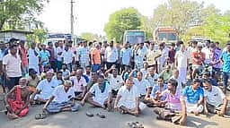 மணப்பாறை அருகே சாலையை சீரமைக்கக் கோரி போராட்டம்