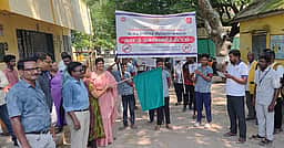 டெங்கு தடுப்பு விழிப்புணா்வுப் பேரணி: மாவட்ட சுகாதார அலுவலா் பங்கேற்பு