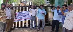 சுகாதாரப் போக்குவரத்து ஊழியா்கள் ஆா்ப்பாட்டம்
