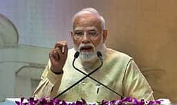 இளைஞர்கள் அதிகார பதவியை விட பொதுச் சேவையில் ஈடுபட வேண்டும்: பிரதமர் மோடி