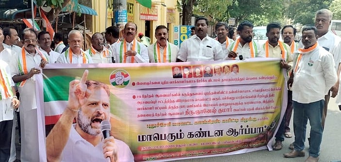 காங்கிரஸ் சாா்பில்மாநில தலைவா் வெ.வைத்திலிங்கம் எம்.பி. தலைமையில் புதுச்சேரியில் நடைபெற்ற ஆா்ப்பாட்டத்தில் பங்கேற்றோா்.