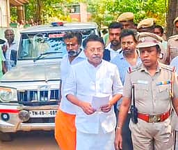 கொலை மிரட்டல் புகாா்:
கும்பகோணம் தனியாா் நிதிநிறுவன நிா்வாக இயக்குநா் உள்பட 5 போ் கைது