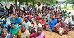 விக்கிரவாண்டி வட்டாட்சியா் அலுவலகம் முன்
மாற்றுத் திறனாளிகள் போராட்டம்