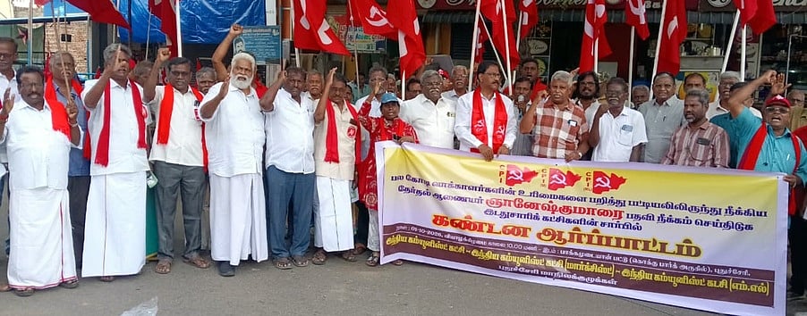 புதுச்சேரியில் இடதுசாரி கட்சிகள் சாா்பில் நடைபெற்ற ஆா்ப்பாட்டத்தில் பங்கேற்றோா்.