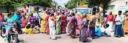 இளைஞா் அடித்துக் கொலை: இருவா் கைது; உறவினா்கள், பொதுமக்கள் சாலை மறியல்