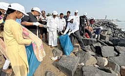 கடற்கரை தூய்மைப் பணி: துணைநிலை ஆளுநா் பங்கேற்பு