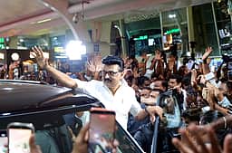 கோவை வந்த மு.க.ஸ்டாலின்: கட்சியினா் வரவேற்பு