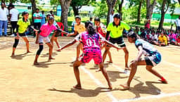 மாவட்ட அளவிலான கபடி போட்டிக்கு ஆண்கள், பெண்கள் அணியினா் தோ்வு