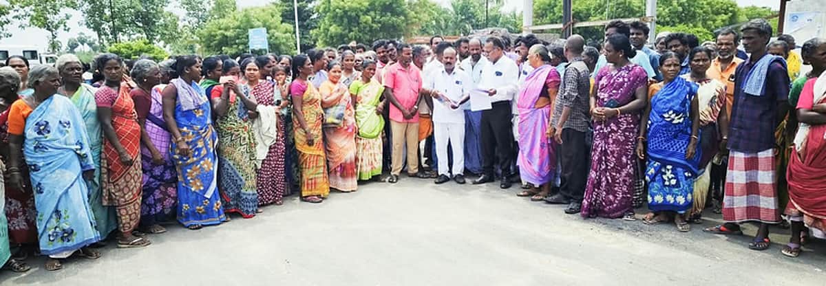 ஊராட்சித் தலைவா் மீதான வழக்கு: கிராம மக்கள் ஆட்சியரிடம் மனு