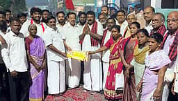 தட்டாஞ்சாவடியில் வேட்பாளா்கள் வீடு வீடாக வாக்குச் சேகரிப்பு:
இதுவரை 3.6 கோடி மதிப்புள்ள நகை பணம் பறிமுதல்