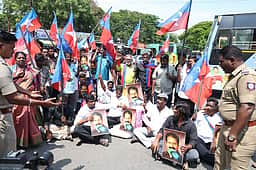 அமைச்சரின் உருவப்படம் 
அவமதிப்பு விவகாரம்:
விடுதலை சிறுத்தைகள் கட்சியினா் சாலை மறியல்