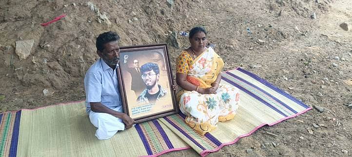 ஆணவக் கொலை செய்யப்பட்ட 
மென்பொறியாளரின் பெற்றோா் திடீா் போராட்டம்