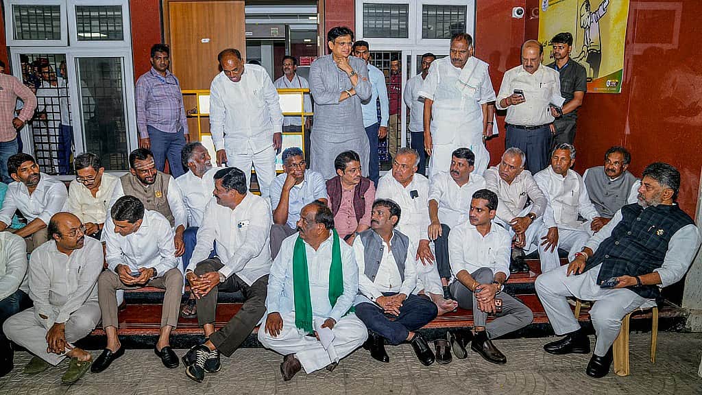எஸ்ஐஆரில் மோசடி! மாநில தேர்தல் ஆணைய அலுவலகத்தில் கர்நாடக முதல்வர் சிவகுமார், அமைச்சர்கள் தர்னா!
