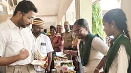 ஆரோக்கியமாக வாழ ஊட்டச்சத்து நிறைந்த உணவுகளை உண்பது அவசியம்: ஆட்சியா்