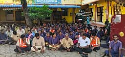 விருத்தாசலம் நகராட்சி அலுவலகத்தில் தூய்மைப் பணியாளா்கள் தா்னா