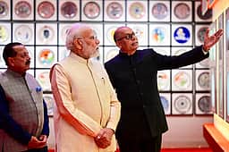 வேகமான உலகத்துக்கு ஏற்ப விரைவான சேவை வழங்கல்: பிரதமா் மோடி வலியுறுத்தல்