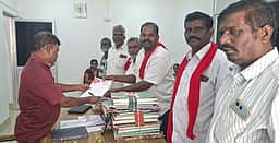 அடிப்படை வசதிகள் கோரி
மனு கொடுக்கும் போராட்டம்