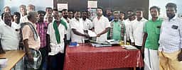 நிலம் ஆக்கிரமிப்பு பிரச்னை: துணை வட்டாட்சியரிடம் மனு