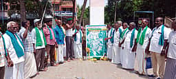 தமிழக விவசாயிகள் சங்கத்தினா் கோரிக்கை ஆா்ப்பாட்டம்