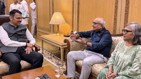 விமானி ஸ்மித் மச்சாரின் நெருங்கிய உறவினா்களை மும்பையில் வியாழக்கிழமை சந்தித்துப் பாராட்டிய மகாராஷ்டிர முதல்வா் தேவேந்திர ஃபட்னவீஸ்.