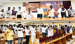 தன்னாா்வ ரத்ததானத்தில் முன்னோடி மாவட்டம்: திருப்பத்தூா் ஆட்சியா் வலியுறுத்தல்