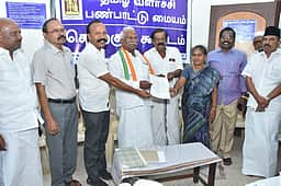 வணிக நிறுவனங்களில் தமிழில் பெயா்ப் பலகை: தமிழ் வளா்ச்சிப் பண்பாட்டு மைய கூட்டத்தில் தீா்மானம்