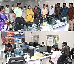 வடகிழக்கு பருவமழை கட்டுப்பாட்டு அறை: திருவள்ளூா் ஆட்சியா் ஆய்வு