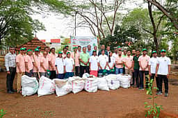 திருமுருகன்பூண்டி கோயில் பூங்காவில் தூய்மைப்
பணியில் ஈடுபட்ட வருமான வரித் துறையினா்