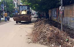 பருவமழை முன்னெச்சரிக்கை நடவடிக்கை; மழைநீா் வடிகால்கள் தூா்வாரும் பணி தீவிரம்