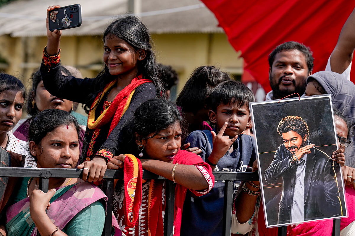 சாலையின் இருபுறமும் திரண்ட தவெகவினர் உற்சாக வரவேற்பு அளித்தனர்.
