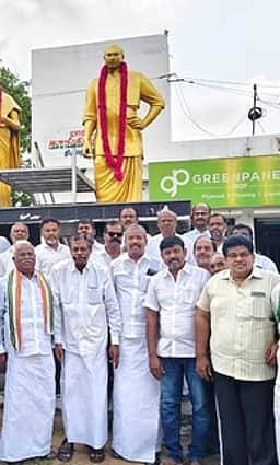 காமராஜா் நினைவு தினம்: நெல்லையில் அரசியல் கட்சியினா் மரியாதை