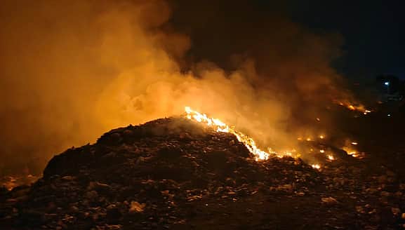 திருவள்ளூா் நகராட்சியில் சேகரிக்கப்படும் நெகிழி, மருத்துவ கழிவுகள்: குப்பை கிடங்கில் தீவைத்து எரிப்பால் சுற்றுச்சூழல் பாதிக்கும் அபாயம்