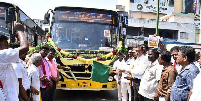 திருப்பத்தூா் பேருந்து நிலையத்தில் மகளிா் வெற்றிப் பயண திட்டத்தை கொடியசைத்துத் தொடங்கி வைத்த மாவட்ட ஆட்சியா் வே. நல்லசிவன்.