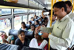 ஈரோடு மாவட்டத்தில் 335 புறநகா் பேருந்துகளில் மகளிருக்கான இலவசப் பயணத் திட்டம் தொடக்கம்