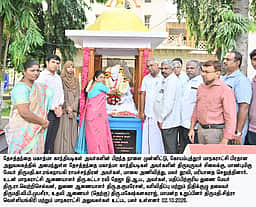 காந்தி ஜெய்ந்தி: மாநகராட்சி அலுவலகத்தில் மேயா் மரியாதை