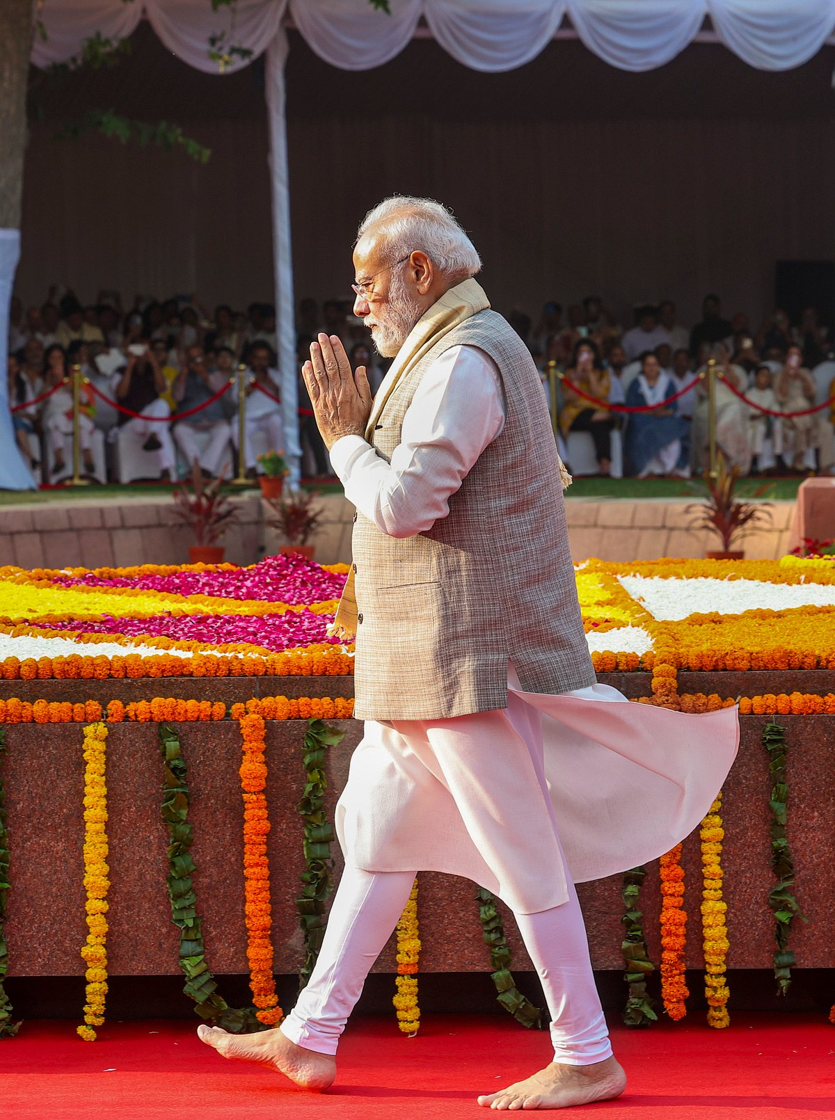 அன்பு, அகிம்சை, எளிமை மற்றும் மனிதநேயத்தின் அடையாளமாக விளங்கும் தேசப்பிதா மகாத்மா காந்தியடிகளின் பிறந்தநாளில் அவருக்கு எனது சிரம் தாழ்ந்த மரியாதையைச் செலுத்துகிறேன் என பிரதமர் மோடி எக்ஸ் (ட்விட்டர்) தளத்தில் பதிவு.
