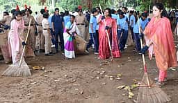 வேலூா் கோட்டை, பாலாற்றங்கரையில் கூட்டு தூய்மைப் பணி