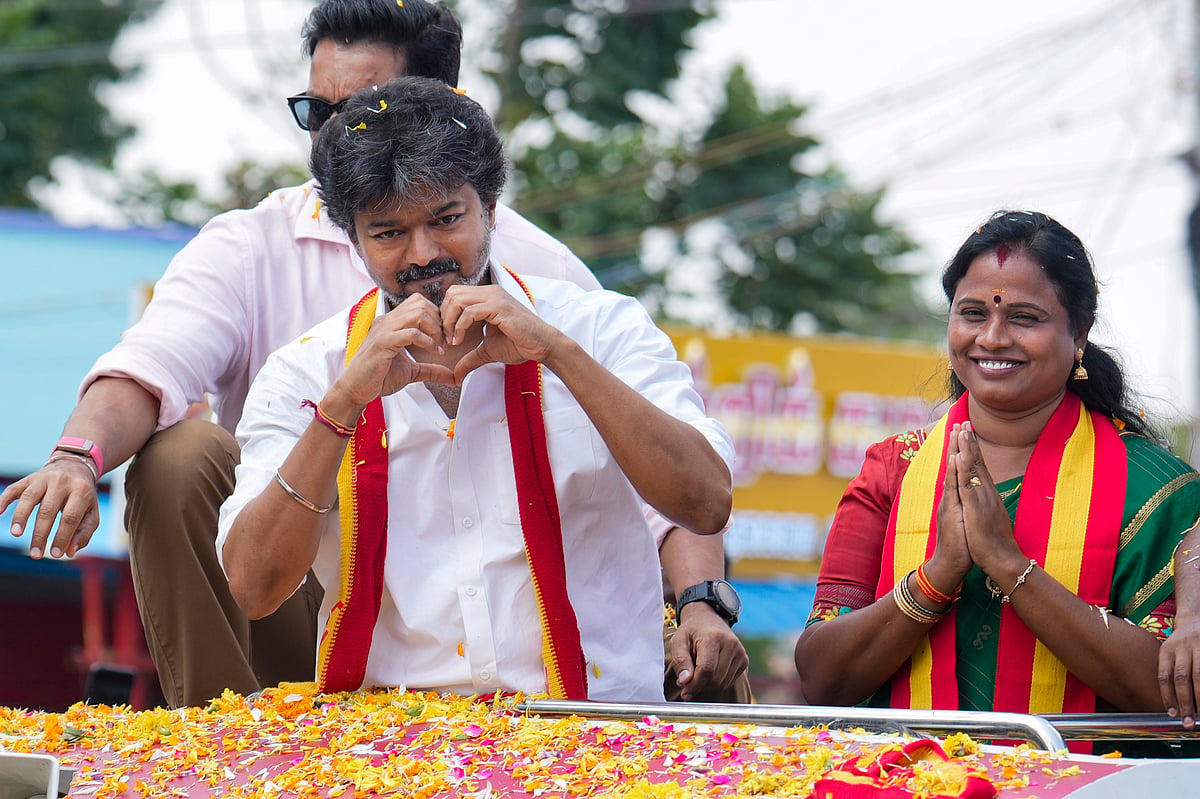 வழிநெடுகிலும் முதல்வர் விஜய்க்கு பிரம்மாண்ட வரவேற்பு அளிக்கப்பட்டது.