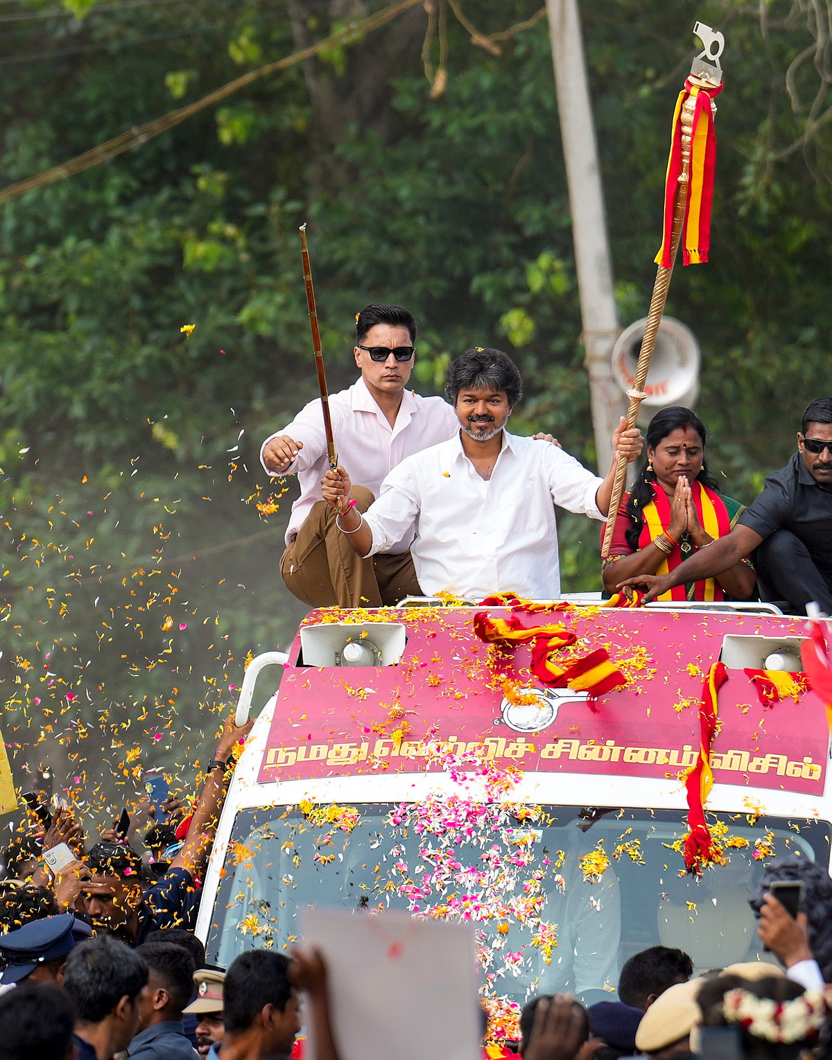 மதுராந்தகம் தவெக வேட்பாளர் மரகதம் குமாரவேலை ஆதரித்து முதல்வர் விஜய் சாலைவலம் மேற்கொண்டார்.