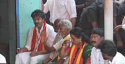 மதுராந்தகத்தில் தேநீர் கடையில் வாக்கு சேகரித்த முதல்வர் விஜய்!