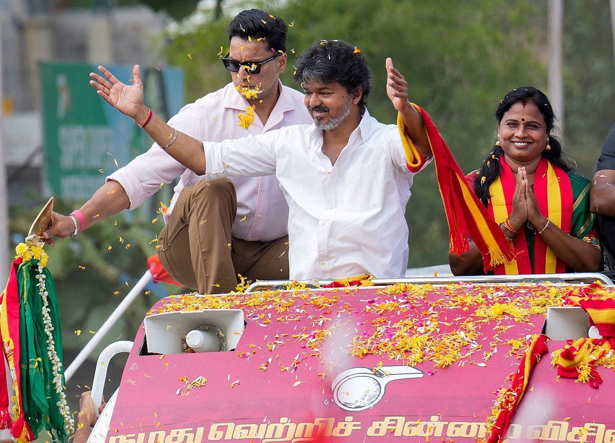 பொதுமக்கள் பூக்கள் தூவி உற்சாக வரவேற்பு அளித்தனர்.