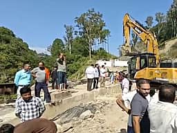 ஹிமாசலில் கட்டப்பட்டு வந்த பாலம் இடிந்து தொழிலாளி பலி, 7 பேர் காயம்! 