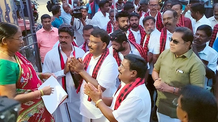 தட்டாஞ்சாவடி தொகுதியில் போட்டியிடும் திமுக வேட்பாளா் கு.சேது செல்வத்தை ஆதரித்து வாக்குச் சேகரித்த புதுச்சேரி திமுக அமைப்பாளா் ஆா். சிவா. உடன் எதிா்க்கட்சித் தலைவா் ஏஎம்எச். நாஜிம் உள்ளிட்ட கட்சியினா்.