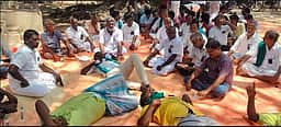 கிராமசபைக் கூட்டத்தில் தரையில் படுத்து விவசாயிகள் போராட்டம்
