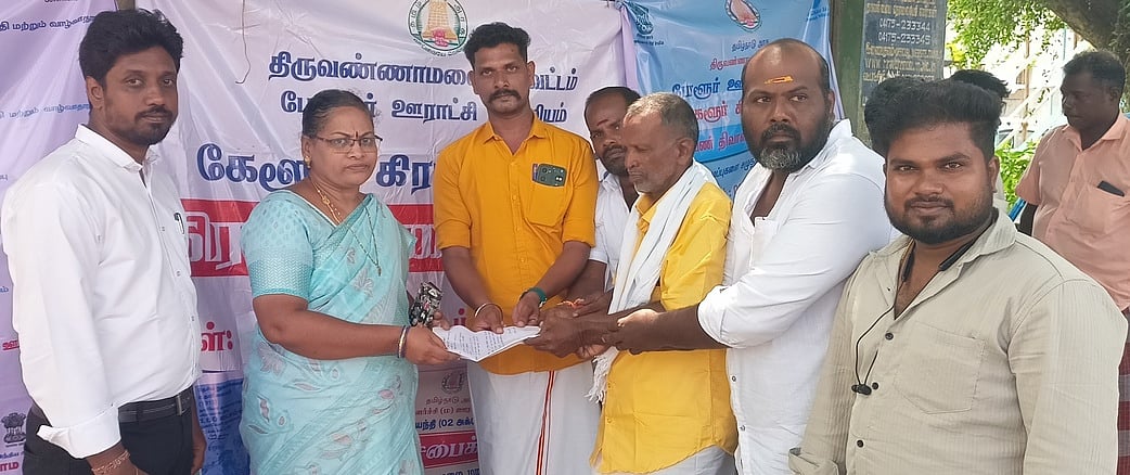 போளூா் ஒன்றியம், கேளூா் ஊராட்சியில் நடைபெற்ற கிராமசபைக் கூட்டத்தில் மண்டல துணை வட்டார வளா்ச்சி அலுவலா் விஜயலட்சுமியிடம் மனு அளித்த தவெகவினா்.