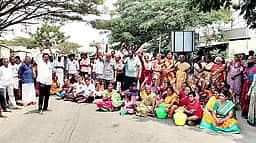சீரான குடிநீா் வழங்கக் கோரி
கிராம சபைக் கூட்டத்தை புறக்கணித்து பொதுமக்கள் சாலை மறியல்