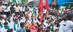 விளம்பரப் பதாகை அகற்றம்:
நாதக வேட்பாளா், நிா்வாகிகள் சாலை மறியல்